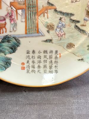 Three Chinese famille rose plates with narrative design, Tongzhi mark and of the period — photo 3