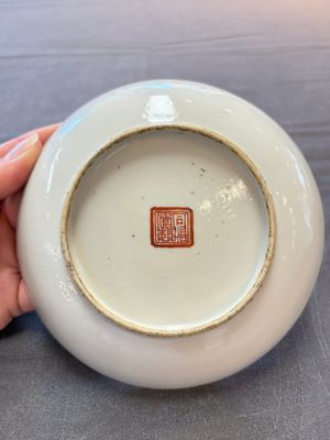 Three Chinese famille rose plates with narrative design, Tongzhi mark and of the period — photo 4