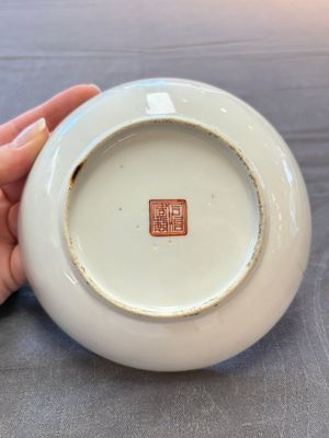 Three Chinese famille rose plates with narrative design, Tongzhi mark and of the period — photo 8