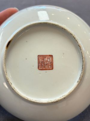 Three Chinese famille rose plates with narrative design, Tongzhi mark and of the period — photo 9