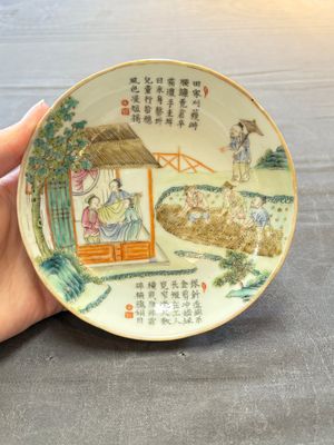 Three Chinese famille rose plates with narrative design, Tongzhi mark and of the period — photo 10