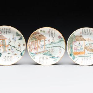 Three Chinese famille rose plates with narrative design, Tongzhi mark and of the period — photo 1