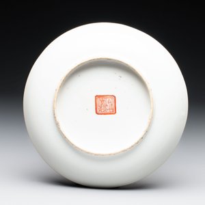 Three Chinese famille rose plates with narrative design, Tongzhi mark and of the period — photo 3