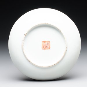 Three Chinese famille rose plates with narrative design, Tongzhi mark and of the period — photo 5