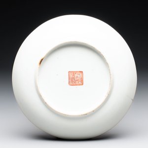 Three Chinese famille rose plates with narrative design, Tongzhi mark and of the period — photo 7