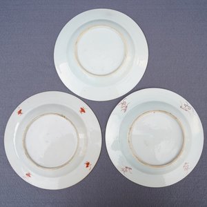 Three Chinese famille rose plates, Yongzheng/Qianlong — 照片 11