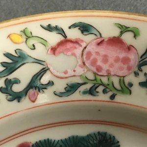Three Chinese famille rose plates, Yongzheng/Qianlong — 照片 5