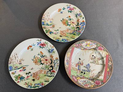 Three Chinese famille rose plates, Yongzheng/Qianlong — 照片 1