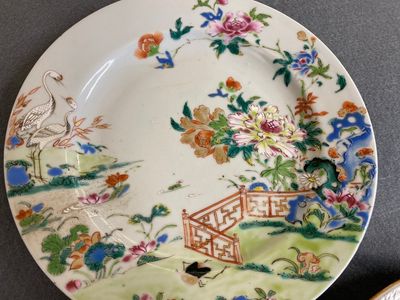 Three Chinese famille rose plates, Yongzheng/Qianlong — 照片 4