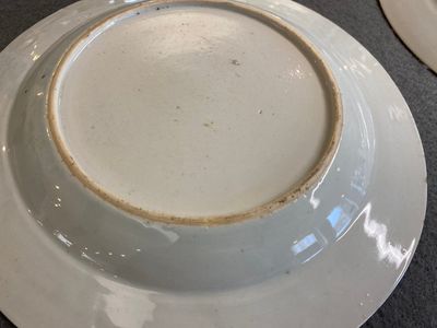 Three Chinese famille rose plates, Yongzheng/Qianlong — 照片 7