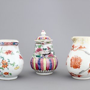 Three Chinese famille rose porcelain cream jugs, one armorial, Qianlong, 18th C. — 照片 1