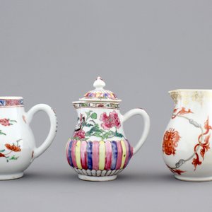 Three Chinese famille rose porcelain cream jugs, one armorial, Qianlong, 18th C. — 照片 2