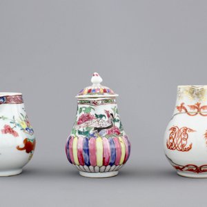 Three Chinese famille rose porcelain cream jugs, one armorial, Qianlong, 18th C. — 照片 3