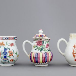 Three Chinese famille rose porcelain cream jugs, one armorial, Qianlong, 18th C. — 照片 4