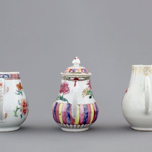 Three Chinese famille rose porcelain cream jugs, one armorial, Qianlong, 18th C. — 照片 5