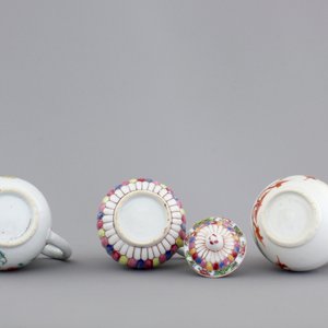 Three Chinese famille rose porcelain cream jugs, one armorial, Qianlong, 18th C. — 照片 7