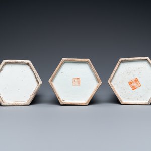 Three Chinese famille rose reticulated hexagonal hat stands, 19th C. — photo 6
