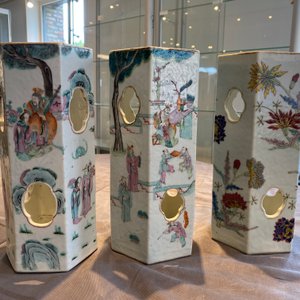 Three Chinese famille rose reticulated hexagonal hat stands, 19th C. — photo 7