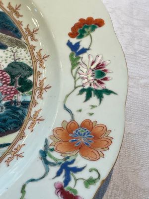 Three Chinese famille rose 'river landscape' dishes, Qianlong — foto 16