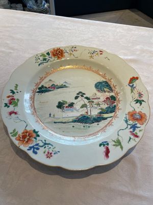 Three Chinese famille rose 'river landscape' dishes, Qianlong — foto 20