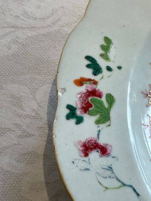 Three Chinese famille rose 'river landscape' dishes, Qianlong — foto 21