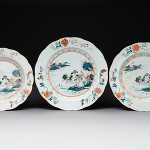 Three Chinese famille rose 'river landscape' dishes, Qianlong — foto 1
