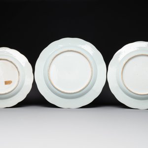 Three Chinese famille rose 'river landscape' dishes, Qianlong — foto 2