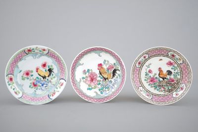 Trois soucoupes au coqs en porcelaine de Chine famille rose, époque Yongzheng, 1722-1735