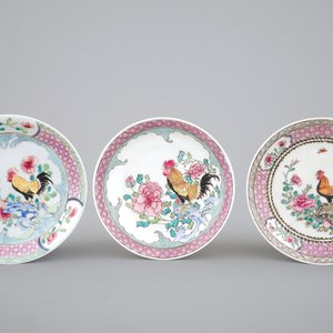 Drie Chinese famille rose schoteltjes met hanendecor, Yongzheng, 1722-1735 — foto 1
