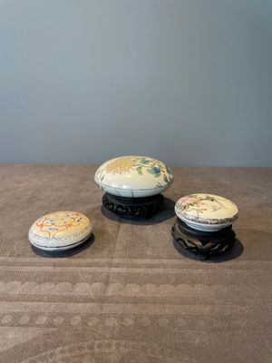 Three Chinese famille rose seal paste boxes, Qianlong and Yang He Tang 養和堂 mark, 20th C. — photo 1