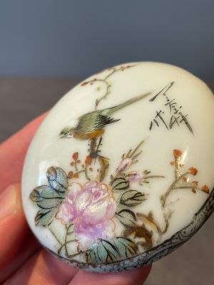 Three Chinese famille rose seal paste boxes, Qianlong and Yang He Tang 養和堂 mark, 20th C. — photo 11
