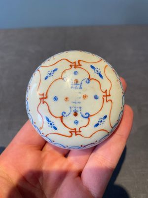 Three Chinese famille rose seal paste boxes, Qianlong and Yang He Tang 養和堂 mark, 20th C. — photo 2