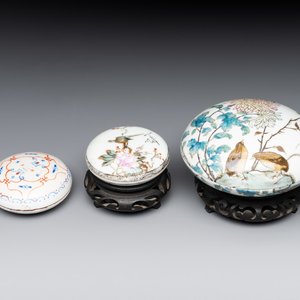 Three Chinese famille rose seal paste boxes, Qianlong and Yang He Tang 養和堂 mark, 20th C. — photo 1