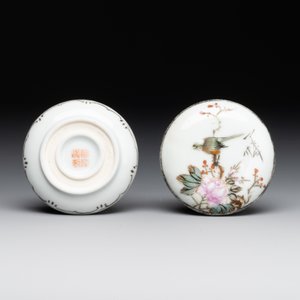 Three Chinese famille rose seal paste boxes, Qianlong and Yang He Tang 養和堂 mark, 20th C. — photo 7