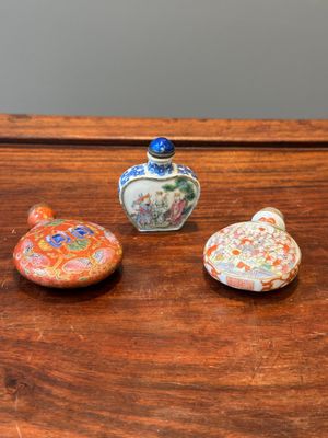 Three Chinese famille rose snuff bottles, Qianlong mark, 19th C. — 照片 1