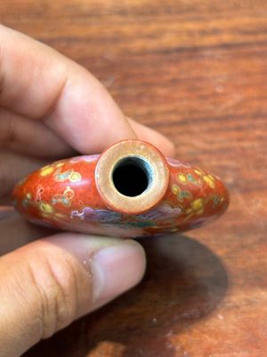 Three Chinese famille rose snuff bottles, Qianlong mark, 19th C. — 照片 25