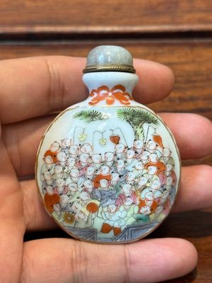 Three Chinese famille rose snuff bottles, Qianlong mark, 19th C. — 照片 10