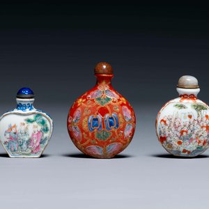 Three Chinese famille rose snuff bottles, Qianlong mark, 19th C. — 照片 1