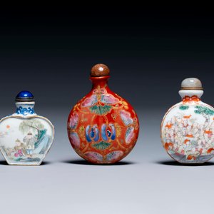 Three Chinese famille rose snuff bottles, Qianlong mark, 19th C. — 照片 3