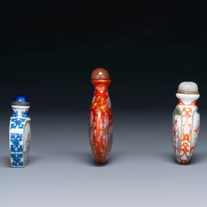 Three Chinese famille rose snuff bottles, Qianlong mark, 19th C. — 照片 4