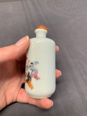 Three Chinese famille rose snuff bottles with figural design, Zhengde mark, 19th C. — photo 11