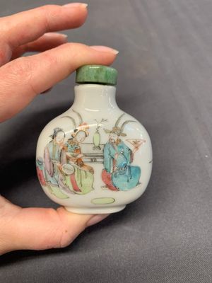 Three Chinese famille rose snuff bottles with figural design, Zhengde mark, 19th C. — photo 16