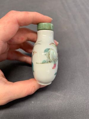 Three Chinese famille rose snuff bottles with figural design, Zhengde mark, 19th C. — photo 17
