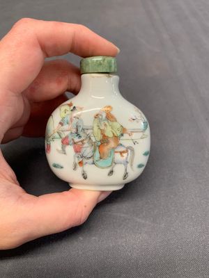Three Chinese famille rose snuff bottles with figural design, Zhengde mark, 19th C. — photo 18