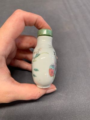 Three Chinese famille rose snuff bottles with figural design, Zhengde mark, 19th C. — photo 19