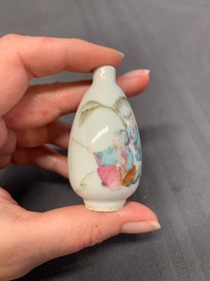 Three Chinese famille rose snuff bottles with figural design, Zhengde mark, 19th C. — photo 2