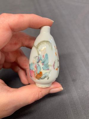 Three Chinese famille rose snuff bottles with figural design, Zhengde mark, 19th C. — photo 3