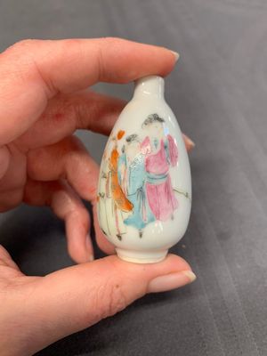 Three Chinese famille rose snuff bottles with figural design, Zhengde mark, 19th C. — photo 4
