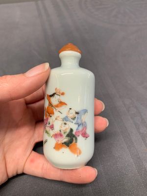 Three Chinese famille rose snuff bottles with figural design, Zhengde mark, 19th C. — photo 10