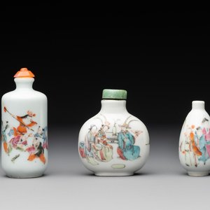 Three Chinese famille rose snuff bottles with figural design, Zhengde mark, 19th C. — photo 1